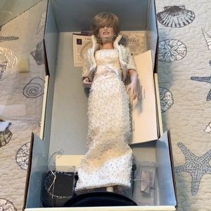 THE FRANKLIN MINT "Diana Princess of Wales" Porcelain Portrait Doll